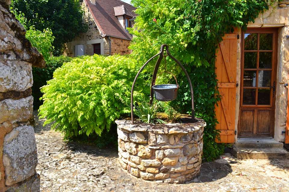 A stone well. jigsaw puzzle online