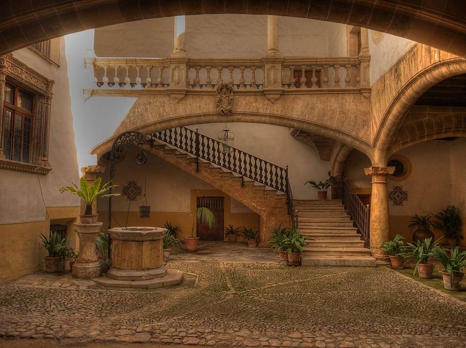 Binnenplaats van een huis in Mallorca. legpuzzel online