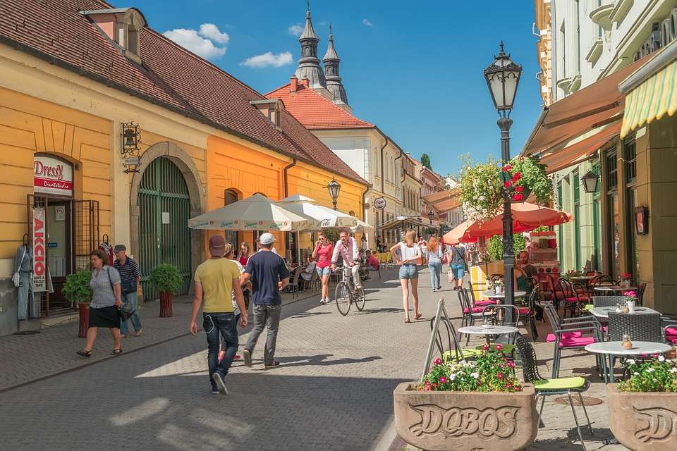 A street in Eger. Hungary. online puzzle