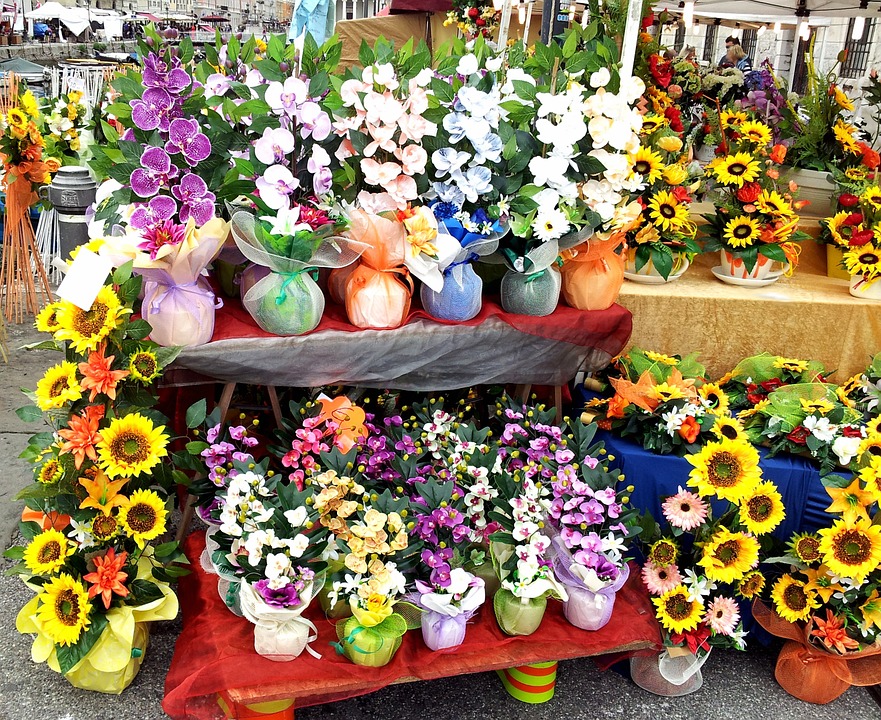 Уличная продажа цветов. пазл онлайн