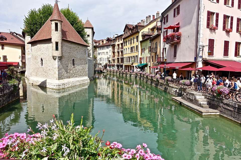 Canal à Annecy. France. puzzle en ligne