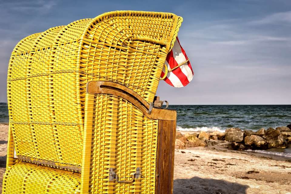 Жълт плажен стол. онлайн пъзел