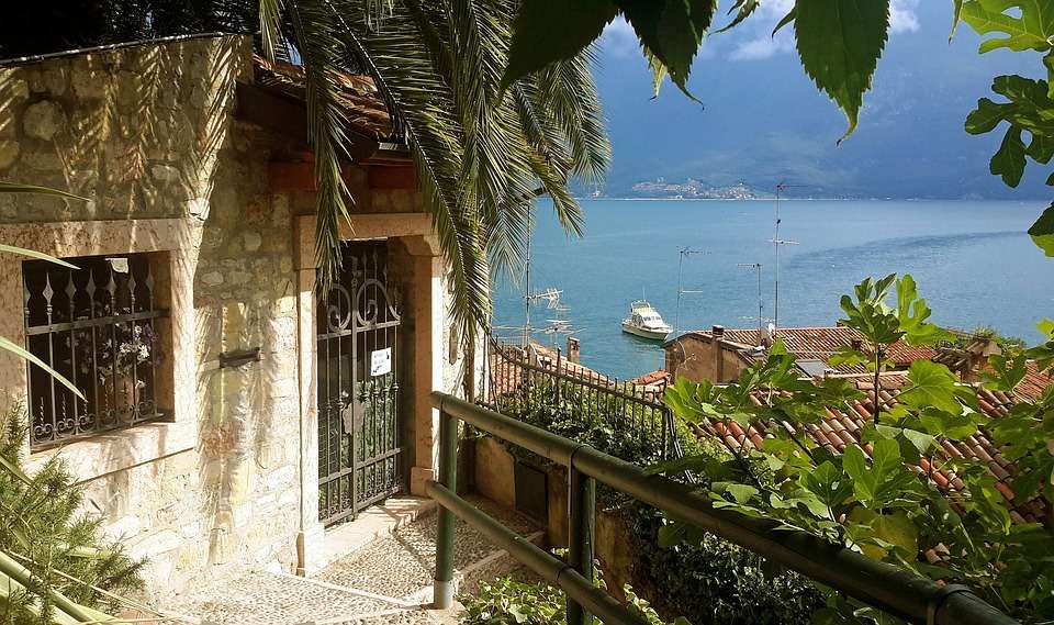 Λίμνη Garda στην Ιταλία. παζλ online