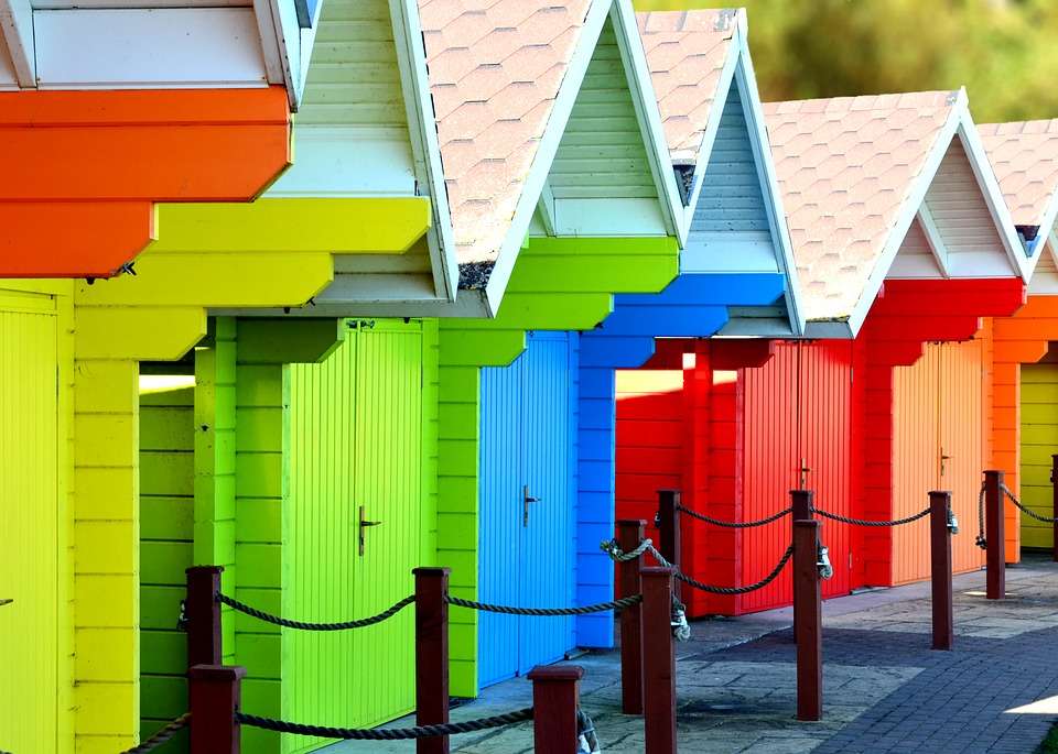 Maisons colorées sur la plage. puzzle en ligne