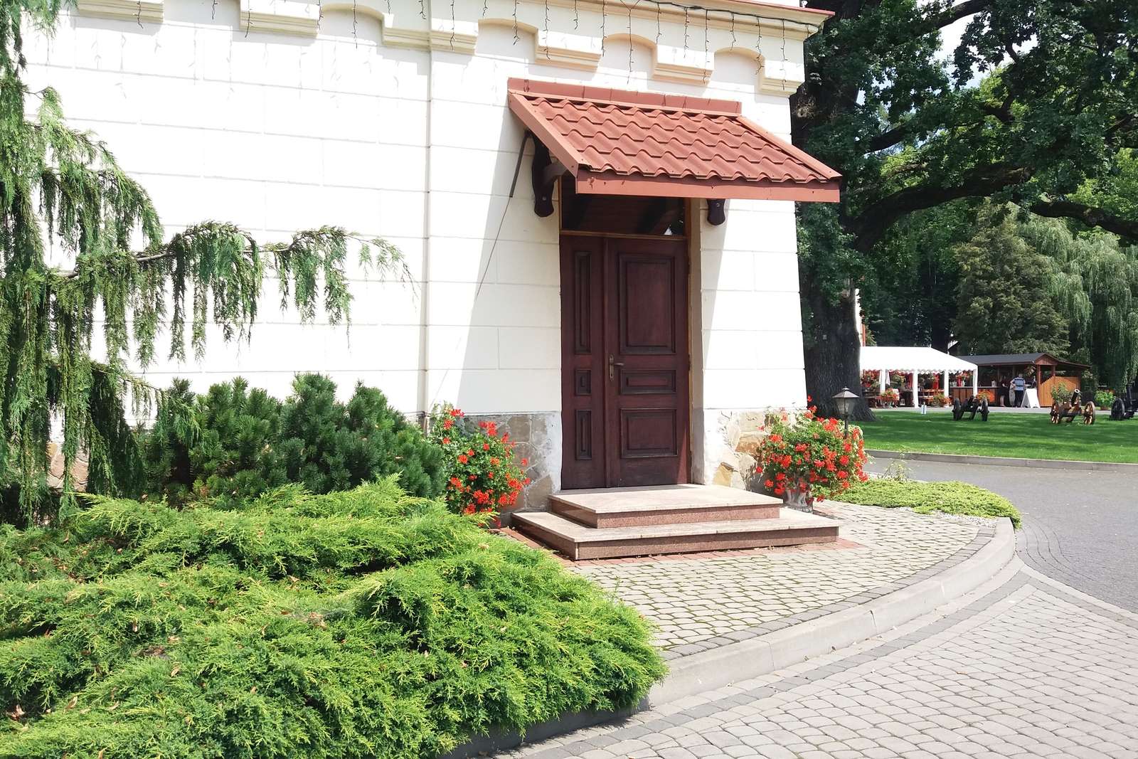 palácio em Dubiecko um pouco ao lado quebra-cabeças online