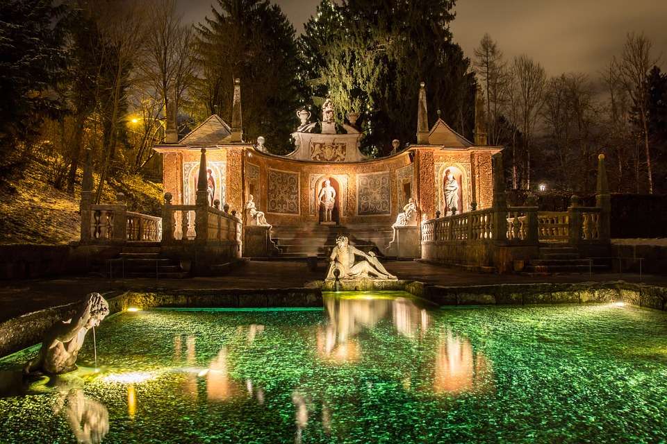 A kert Hellbrunnban. Ausztriában. kirakós online