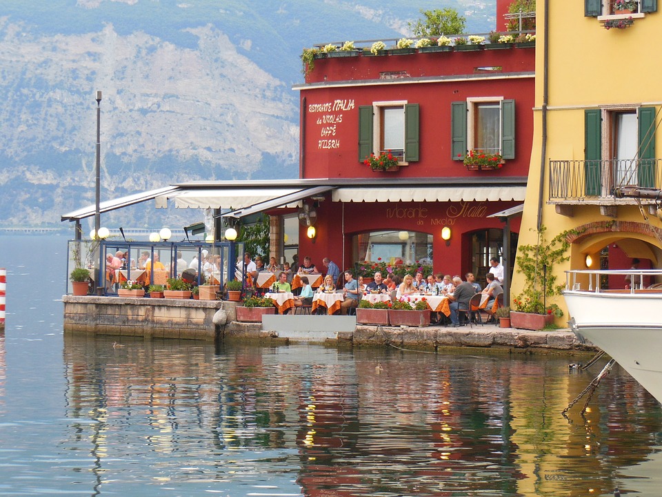 Restaurace u jezera Garda online puzzle