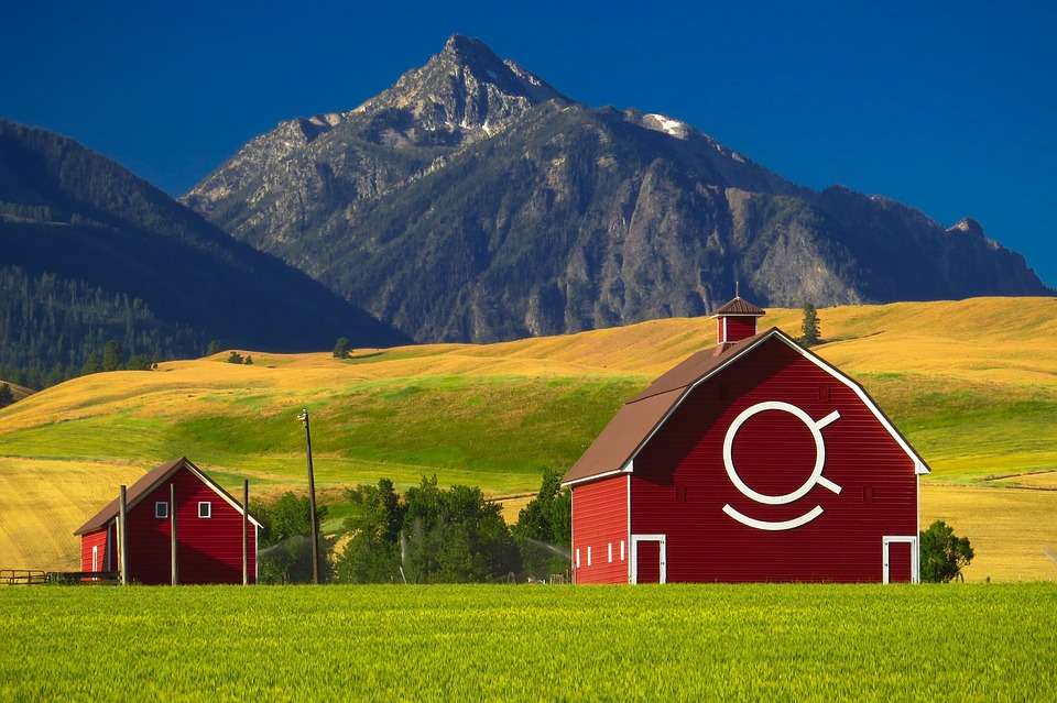 Bauernhof in den Bergen. US. Online-Puzzle