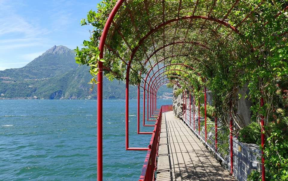 Cesta podél jezera Como. skládačky online
