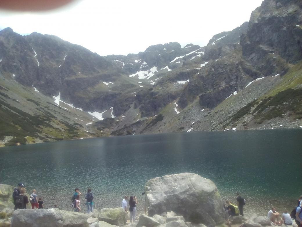 Lago Tatra nas montanhas Tatra quebra-cabeças online