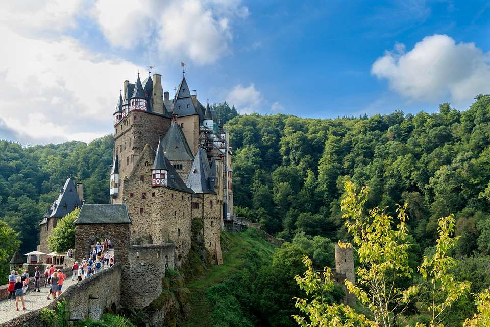 Tyskland. Burg Eltz Castle. pussel på nätet