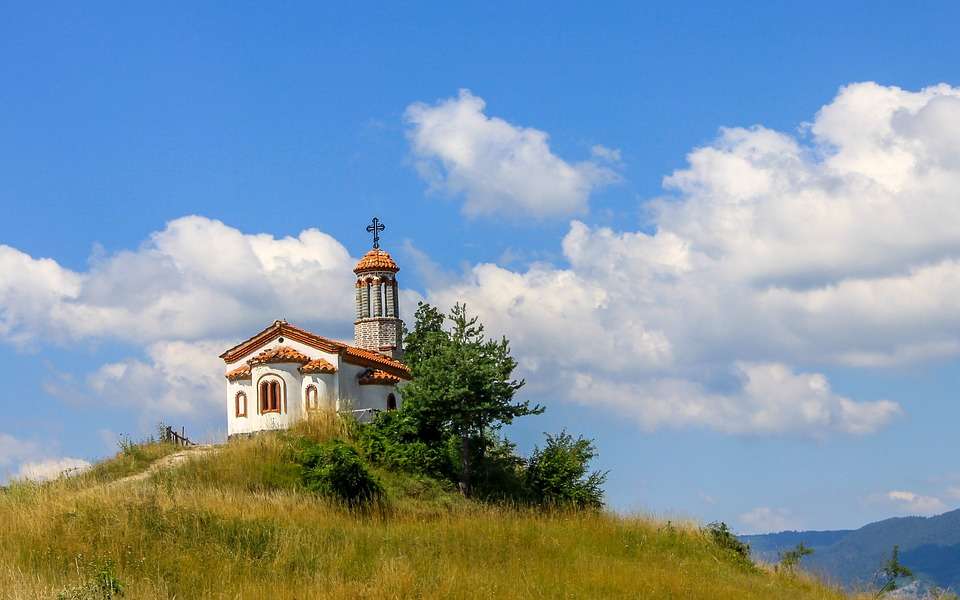 Een kleine kerk op de heuvel. legpuzzel online