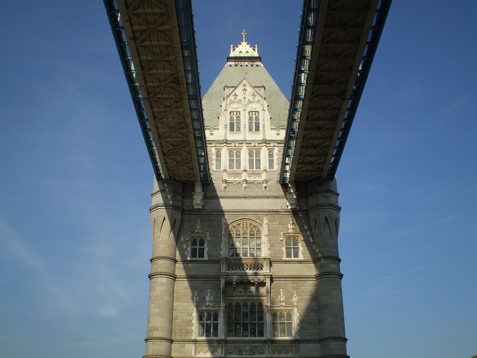 Een van de Tower Bridge-torens. legpuzzel online