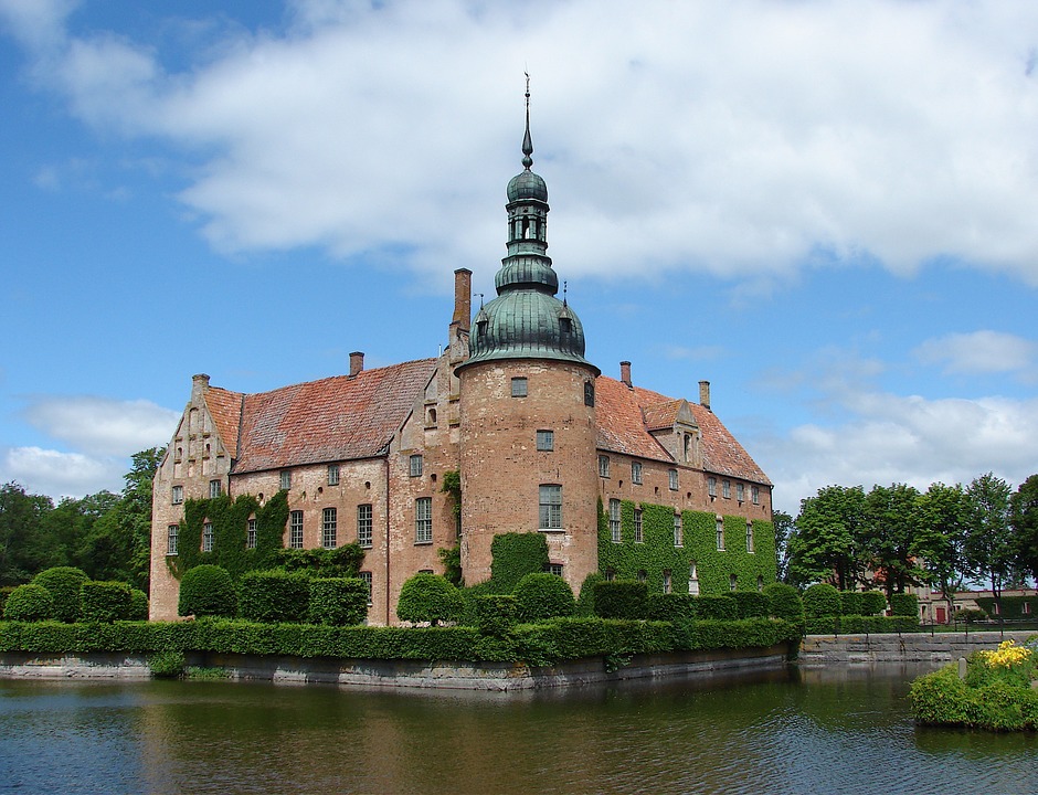 Vitskol Abbey i Danmark. Pussel online