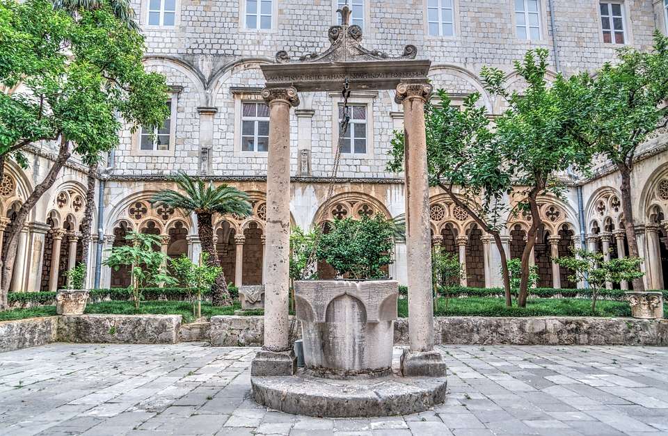 Der alte Brunnen in Dubrovnik. Online-Puzzle