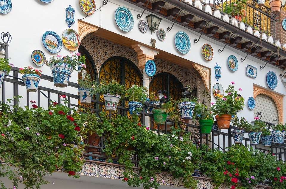 Fasad av en byggnad i Granada. Pussel online