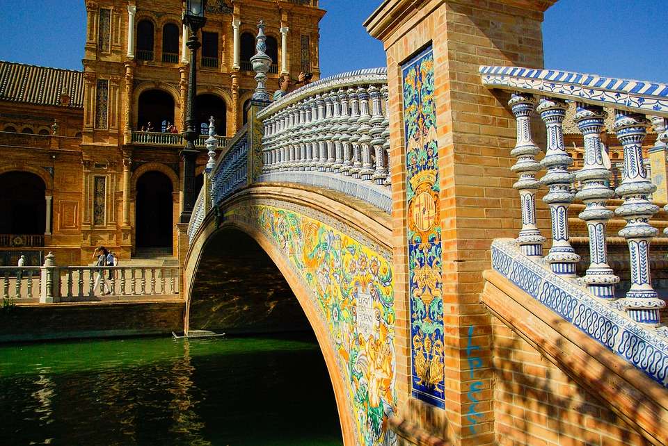 Colorido puente de sevilla. rompecabezas en línea