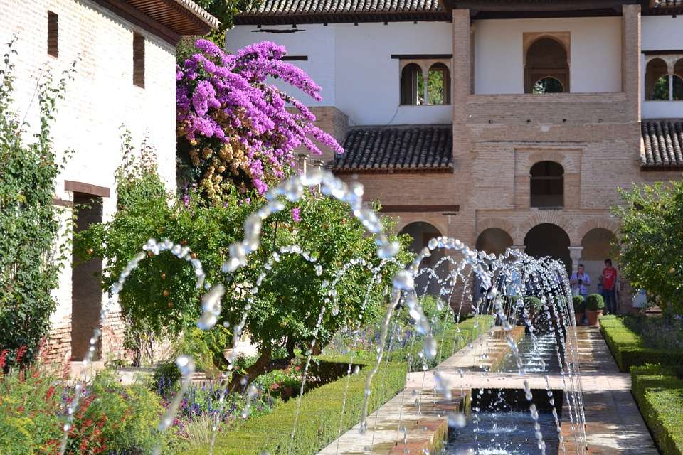 アルハンブラ宮殿の噴水。 オンラインパズル