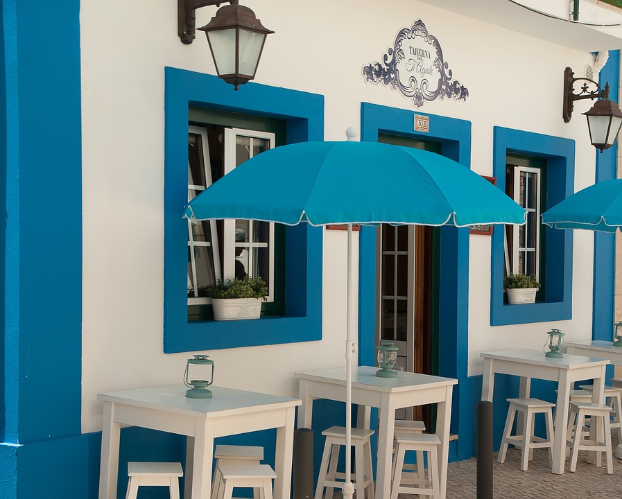 Bar in Nazaré. Portugal. Puzzlespiel online
