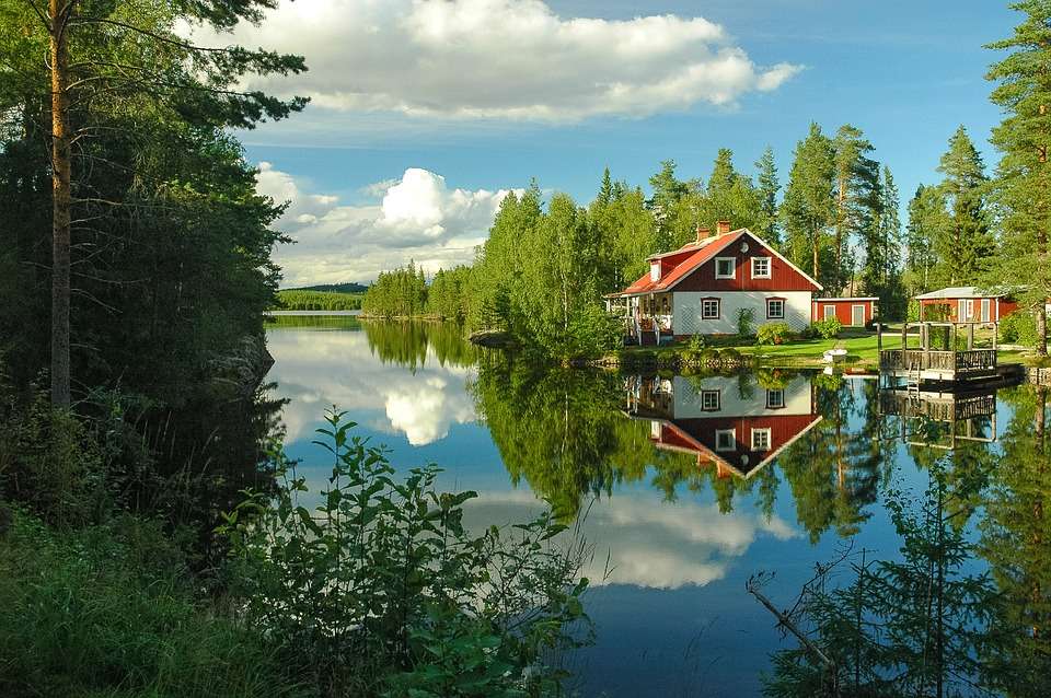 Ett hus vid sjön. Pussel online