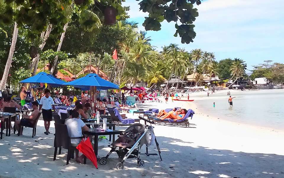 En la playa en Tailandia. rompecabezas en línea