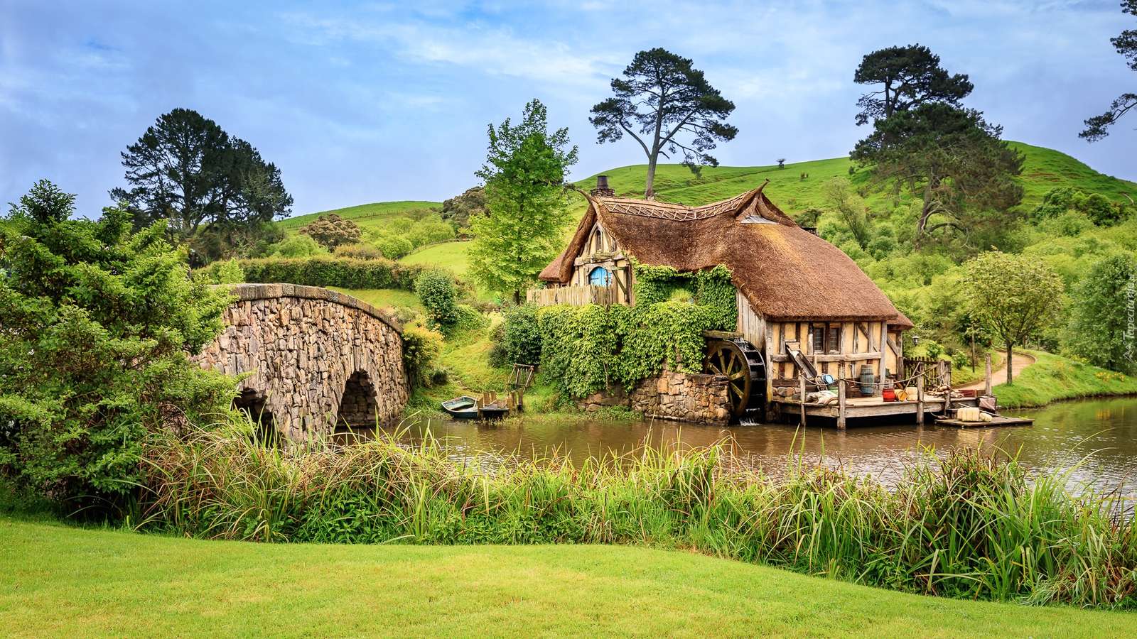 Mill on the river. jigsaw puzzle online