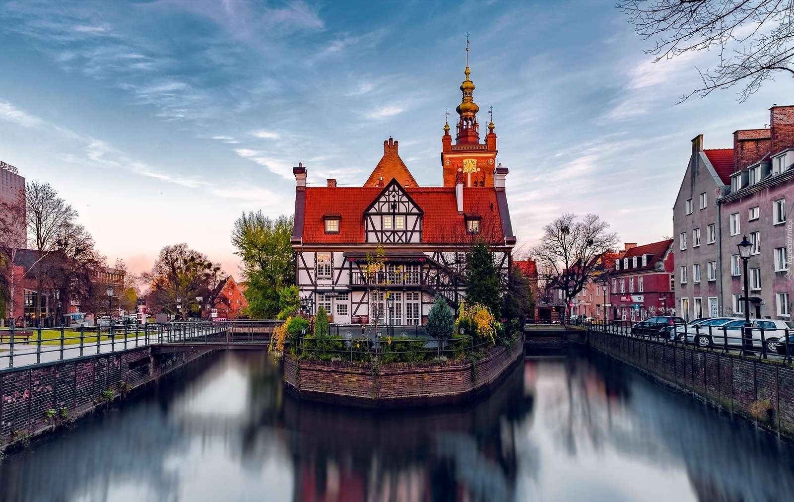 Houses by the canal in Gdansk. jigsaw puzzle online