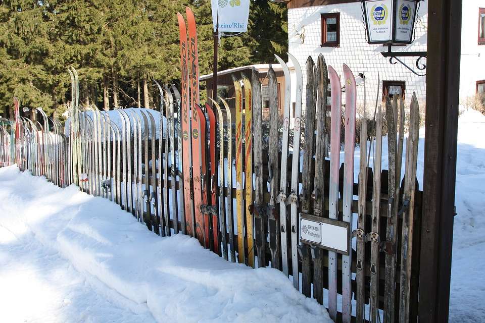 Fence with skis. online puzzle