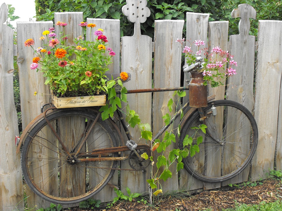 Cykel på staketet. pussel på nätet