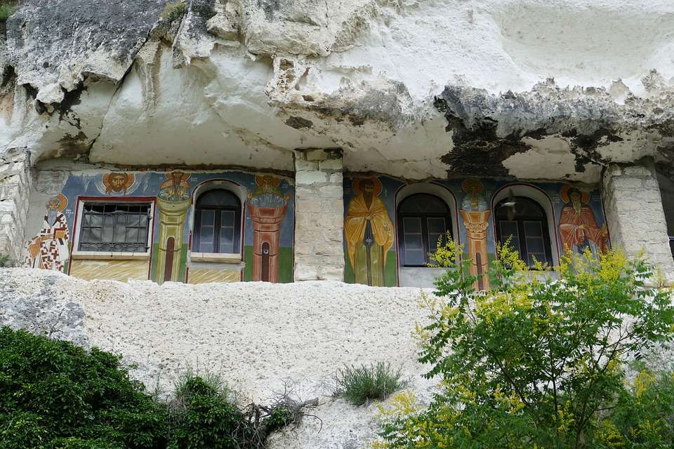 Mosteiro na Bulgária. quebra-cabeças online