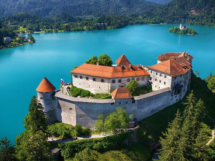 Castello vicino al lago. puzzle online