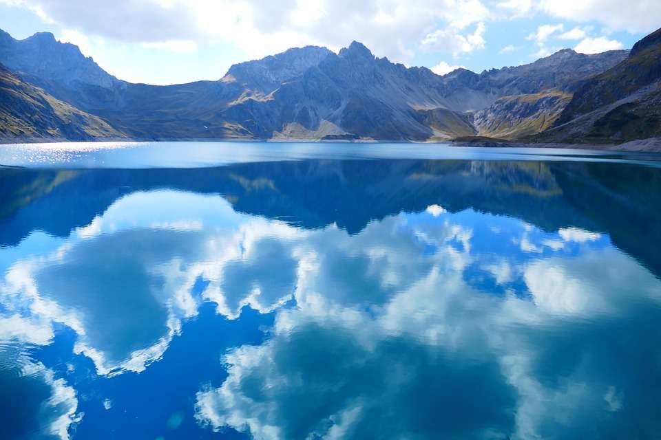 Μια λίμνη στα βουνά. παζλ online