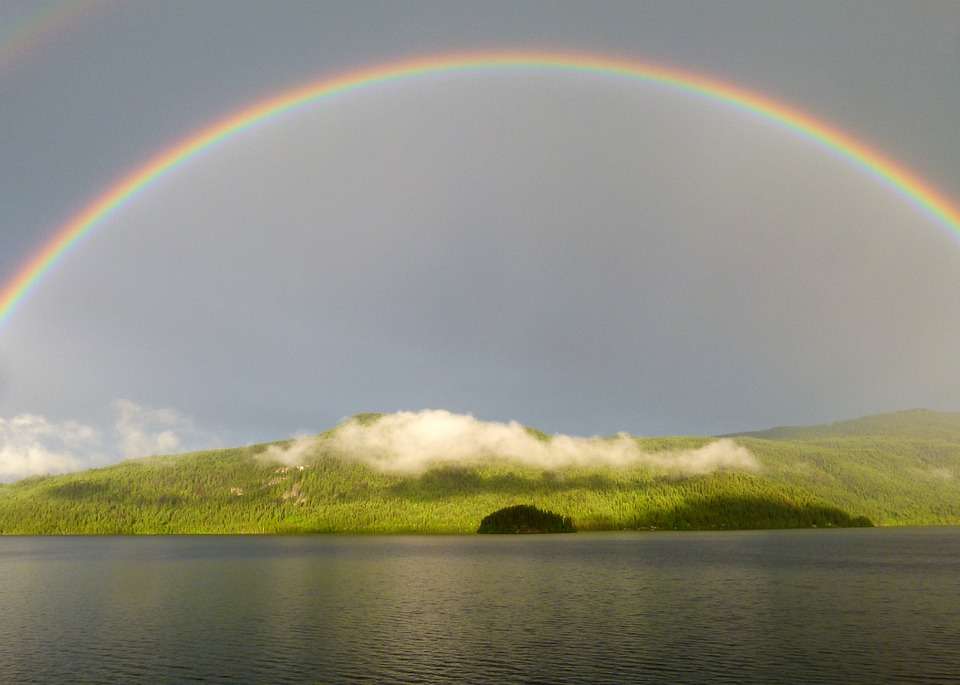 Regenboog op het meer. online puzzel