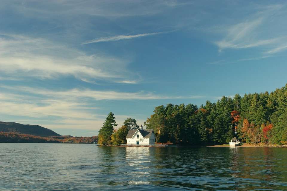 Ett hus vid sjön. pussel på nätet