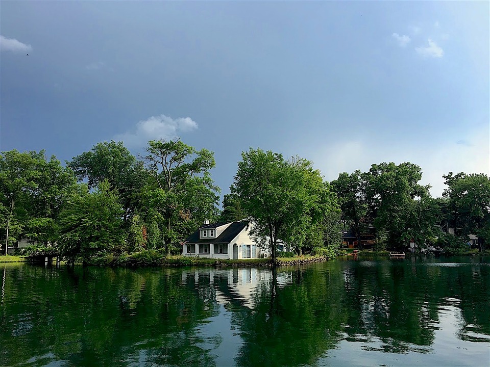 Ett hus vid sjön. pussel på nätet