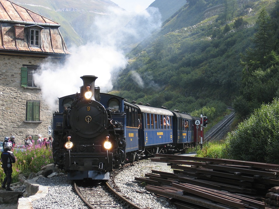 Ett tåg i Schweiz. pussel på nätet