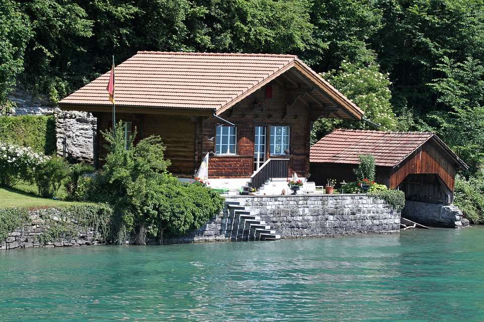 Εξοχικές κατοικίες δίπλα στη λίμνη. παζλ online