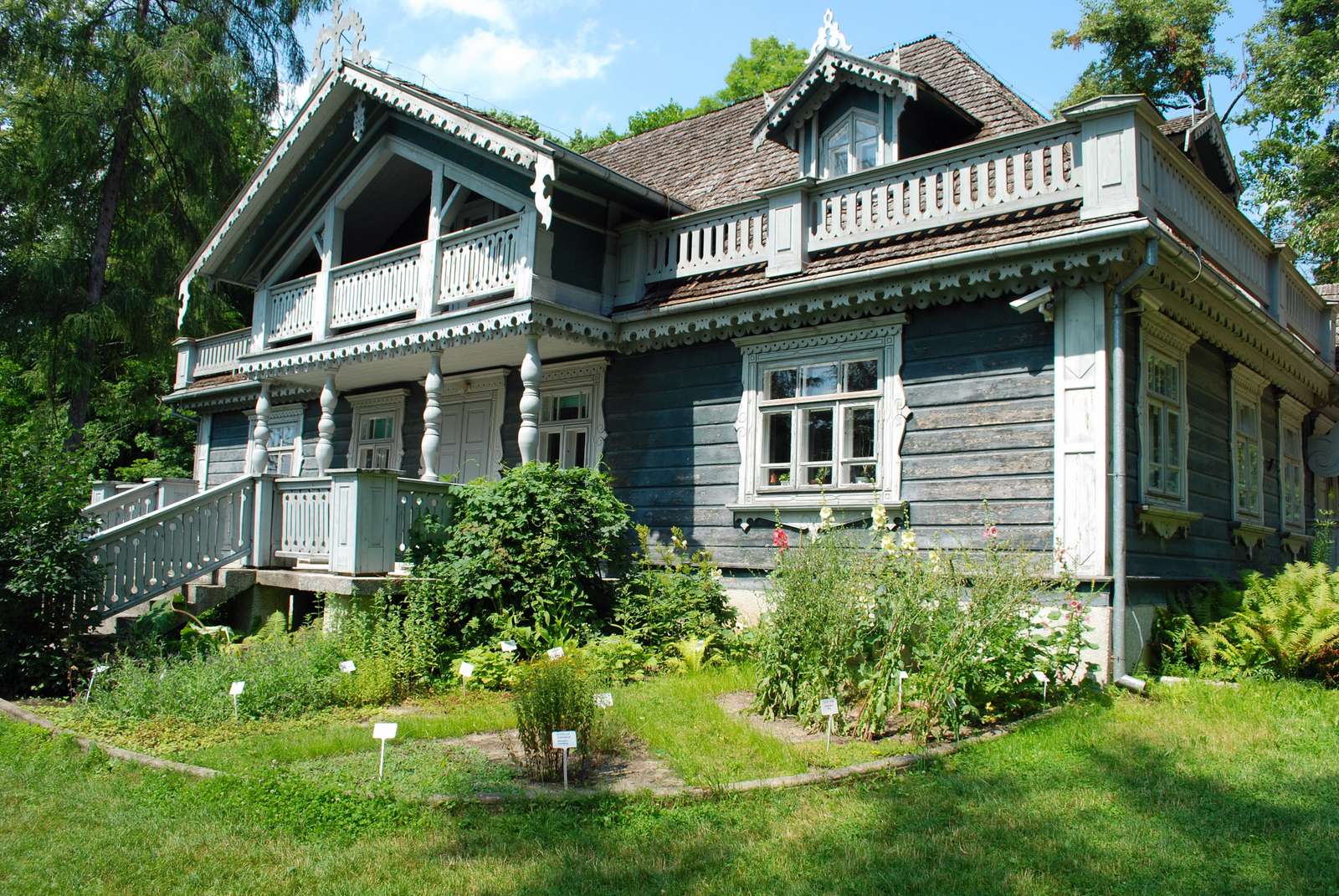 Herrenhaus in Białowieża. Puzzlespiel online