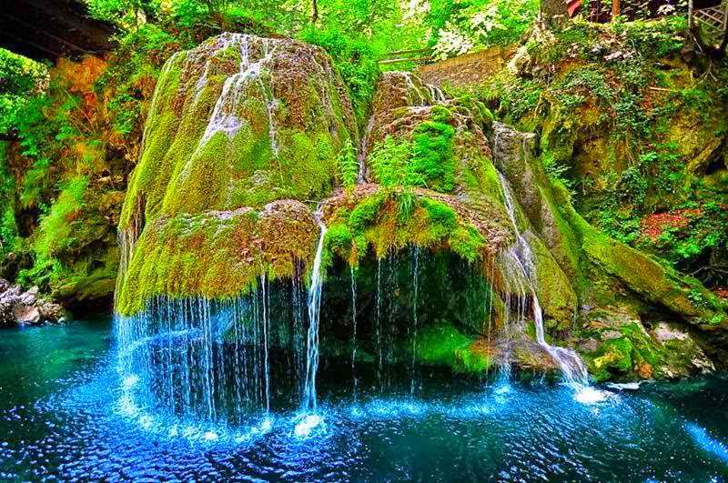Водопад Бигар в Румынии. онлайн-пазл