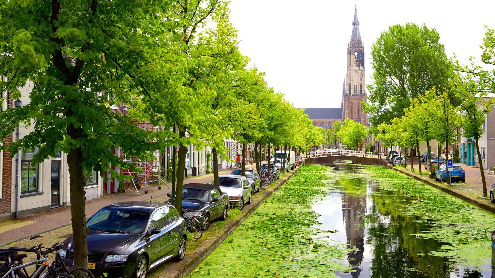 A canal in Delft. Netherlands. jigsaw puzzle online