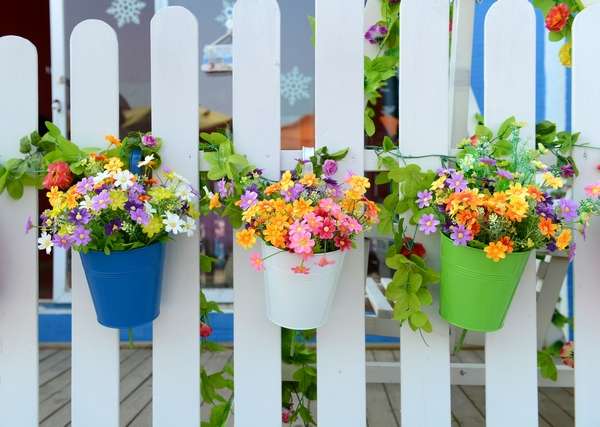 Квіткові горщики на паркані. онлайн пазл