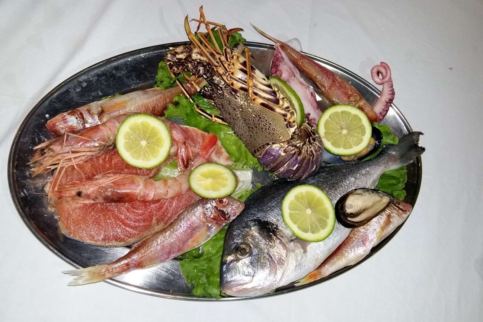 Морска храна в чиния. онлайн пъзел
