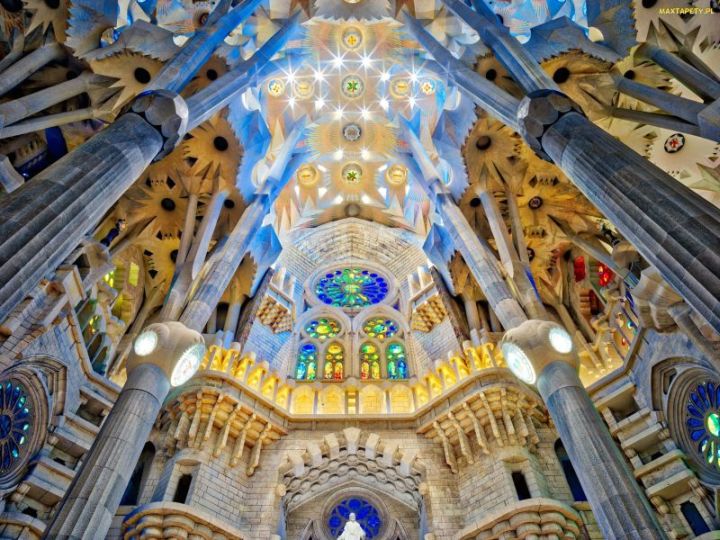 Sagrada's interior jigsaw puzzle online
