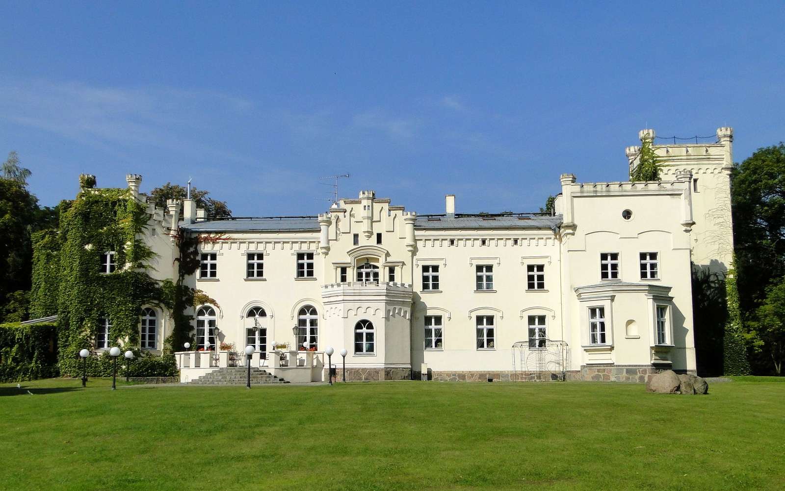 Palast in Krześlice. Puzzlespiel online