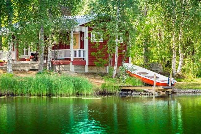 Een huis aan het meer. legpuzzel online