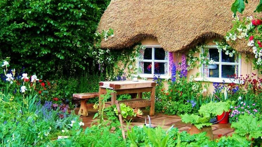 Ein Haus in einem Landgarten. Puzzlespiel online