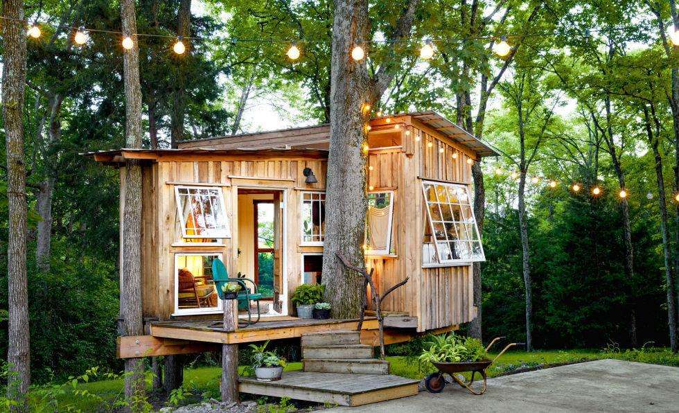 Casa de madeira e árvore. quebra-cabeças online