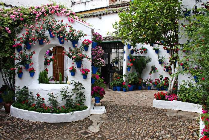 вътрешен двор в цветя онлайн пъзел