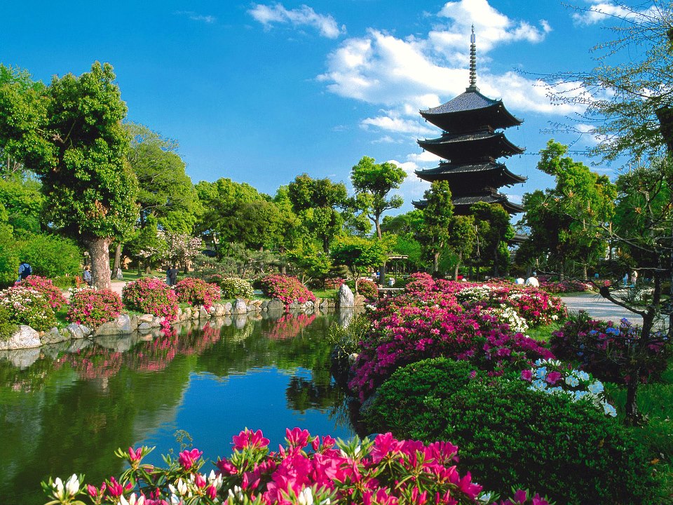 In the Japanese park. jigsaw puzzle online