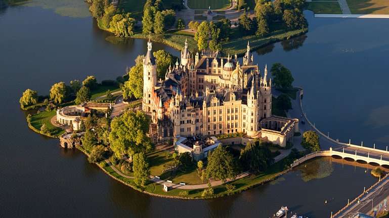 Schwerin slott. Tyskland. Pussel online
